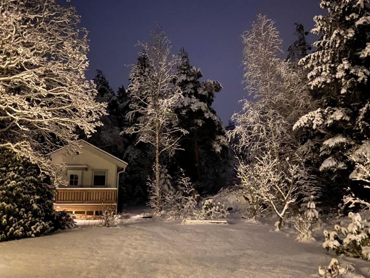 Stuga I Naturskoent Omrade Pa Vaestra Tjoern Saby Eksteriør bilde
